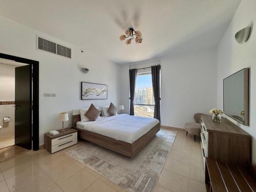 2 Bed Apartment in La Riviera Tower, Dubai Marina near Metro and Mall, 12-min walk to JBR Beach!, Dubai
