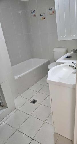 SURFERS PARADISE ABSOLUTE BEACHFRONT WITH VIEWS, HIGH LEVEL 1br Apt - IDEAL FOR COUPLES or 2 PPL TRAVELLING TOGETHER SURFERS PARADISE ABSOLUTE BEACHFRONT WITH VIEWS, HIGH LEVEL 1br Apt - IDEAL FOR COUPLES or 2 PPL TRAVELLING TOGETHER