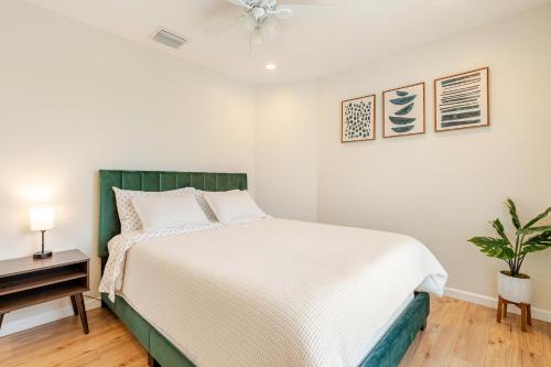 Luxury 2BD Oceanfront Condo plus Private Parking, 2 Minute Walk to the Beach! in Holmes Beach, USA