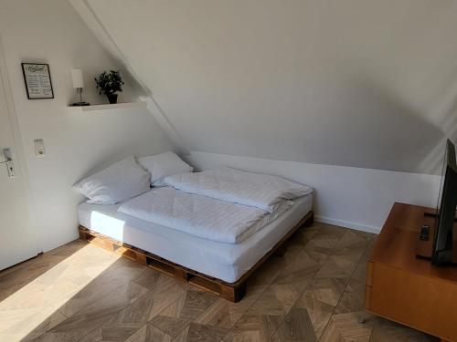 Dachgeschosswohnung 2 - Apartments am Schloss in 上施萊斯海姆