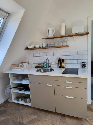 廚房, Dachgeschosswohnung 2 - Apartments am Schloss in 上施萊斯海姆