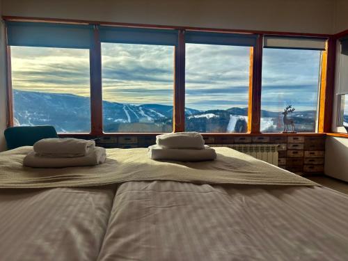 2 bedrooms, 4 beds