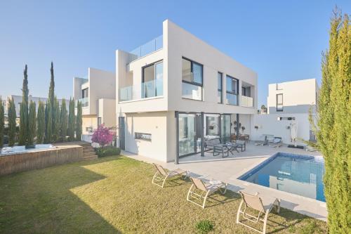 Villa with Private Pool room in Almaria Villas