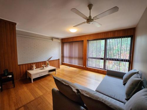 Rustic Charm by the Lake, Embassies & Parliament in Yarralumla