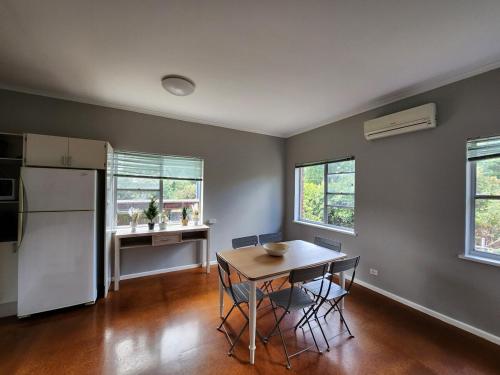 Konyha, Rustic Charm by the Lake, Embassies & Parliament in Yarralumla