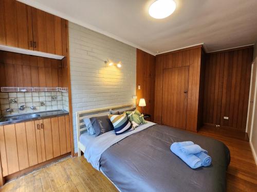 Rustic Charm by the Lake, Embassies & Parliament in Yarralumla