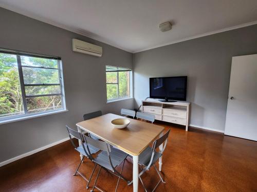 Létesítmények, Rustic Charm by the Lake, Embassies & Parliament in Yarralumla