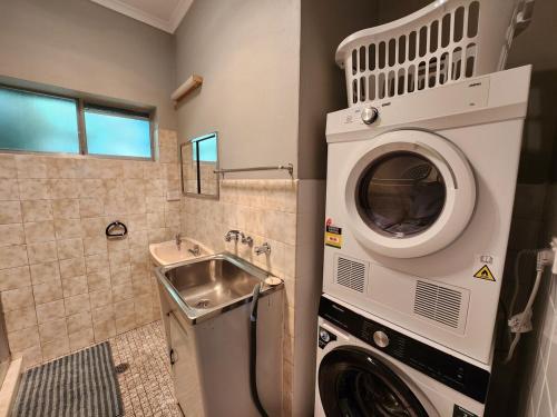 Rustic Charm by the Lake, Embassies & Parliament in Yarralumla