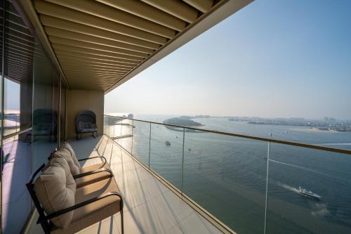 Homes & Beyond I Pristine 2BR with Waterfront view, Dubai