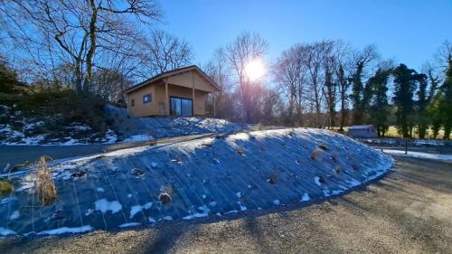 Cabane des Roches à 2 min de Vulcania - Calme et Nature (Cabane des Roches a 2 min de Vulcania - Calme et Nature) in Saint-Ours (Auvergne)