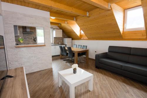 2 bedrooms, 3 beds