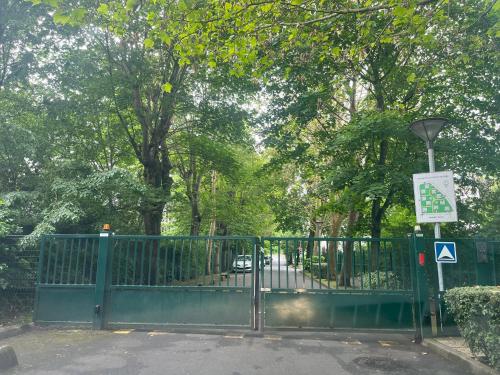 Фасада на хотела, Hana Home 2 chambres Bougival parking privé proche A86 (Hana Home 2 chambres Bougival parking prive proche A86) in Бугивал