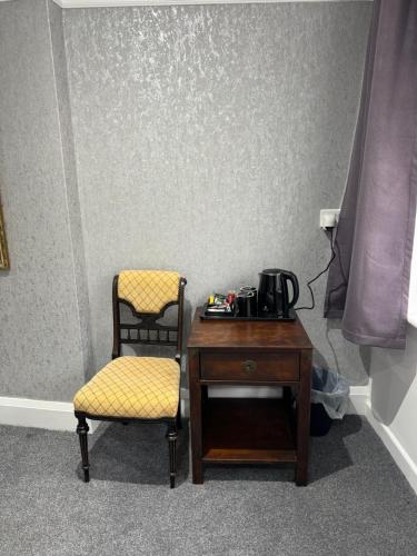 Deluxe King Room image 3