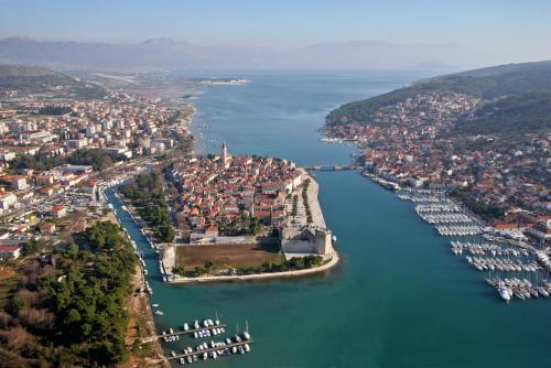 Apartment in Okrug Gornji with sea view, balcony, air conditioning, WiFi 5134-5, Trogir (Foto 6)