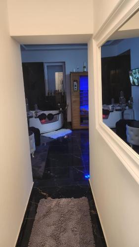 Queen Room with Spa Bath image 10