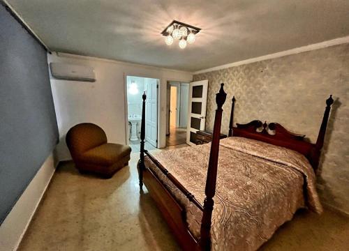 Spacious, Renovated c Style, 2BR 2 Baths, Pool