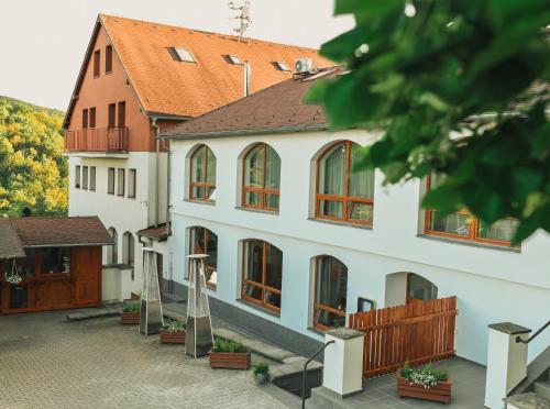 Restaurace a penzion U svaté Barbory (Restaurace a penzion U svate Barbory) in Velké Žernoseky