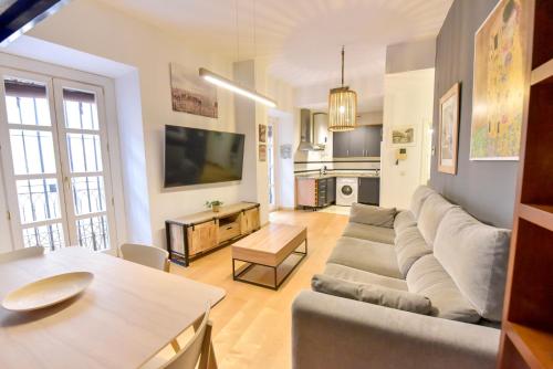 New! Contemporary with pool and parking included, Sewilla