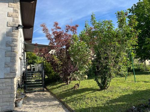 View, Maison avec grand jardin - House with large garden in Fagnieres