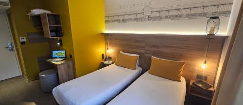 Twin Room image 6