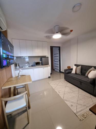 Flat 35, Unit 3C near SM Center Las Piñas