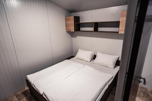 2 bedrooms, 3 beds