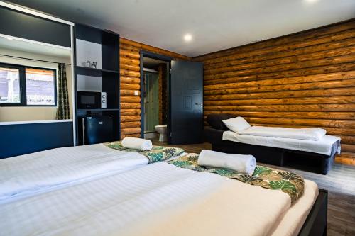 1 queen bed, 1 sofa bed