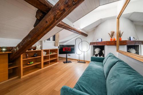 tHE Mirror Attic - Moscova Brera Milano, Milan