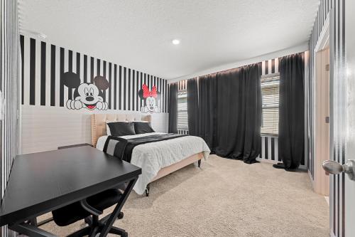 Spacious 6 bed 6 bath Sleeps 16 Heated Pool Jacuzzi 12 miles from Disney, Davenport