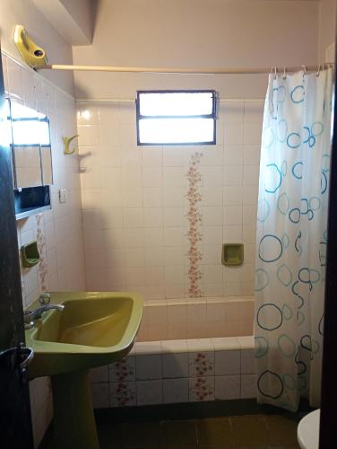 Shower, Tacita de plata III Room in Barrio Bajo Gorriti