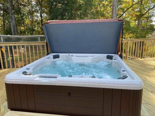 Country Bliss Pool Spa & Nature's Playground in Etowah (TN)
