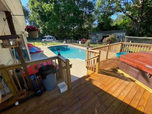 Country Bliss Pool Spa & Nature's Playground in Etowah (TN)