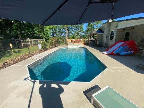 Country Bliss Pool Spa & Nature's Playground in Etowah (TN)