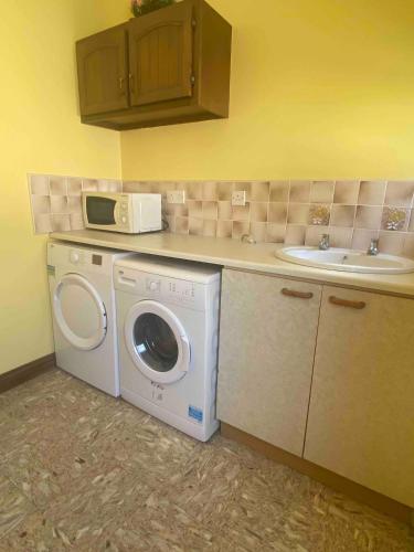 Sunny South East Holiday Home in ยอล