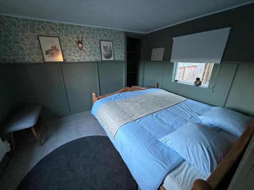 Farmstay Outdoor Old Hunters Cabin, 2p in Arjang
