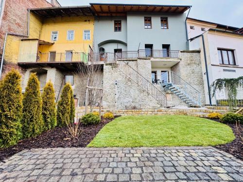 สวน, Apartmán CORA (Apartman CORA) in ยาโรเมอร์