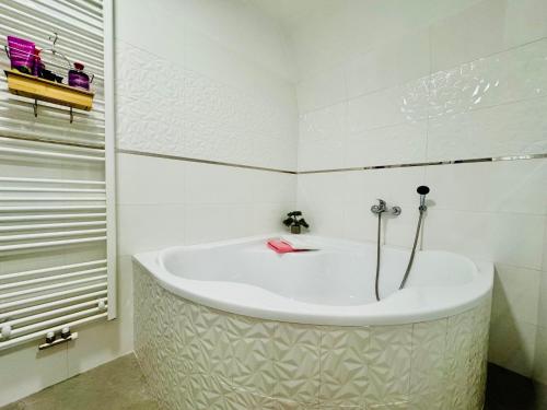 ห้องน้ำ, Apartmán CORA (Apartman CORA) in ยาโรเมอร์