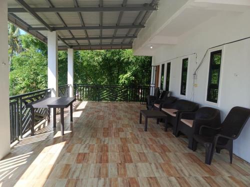 Manel Guest House Hotel in Donsol