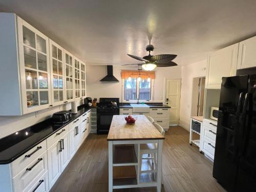 Redwood Hollow Cottages in San Diego, USA