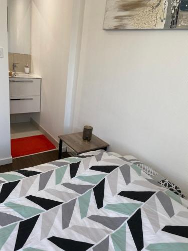 Ágy, Superbe Chambre ParentaleDouche Privée et WC Privés, Wifi, Cuisine Intégrée (Superbe Chambre ParentaleDouche Privee et WC Prives, Wifi, Cuisine Integree) in Vandoeuvre-les-Nancy