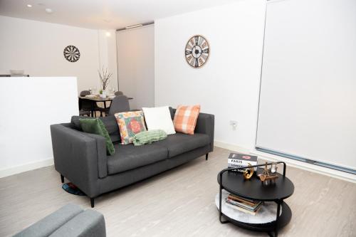 OBI'S House&Suites - Luxury 2bed Duplex Apartment With Balcony, Manchester