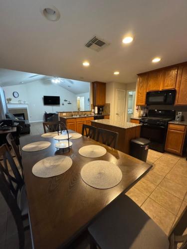Cozy Home in Spring Texas 20 minutes from IAH Airport AC Wifi Laundry in Spring, USA