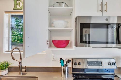 Comfortable 2BR Apt - Heart of Sugarhouse Comfortable 2BR Apt - Heart of Sugarhouse