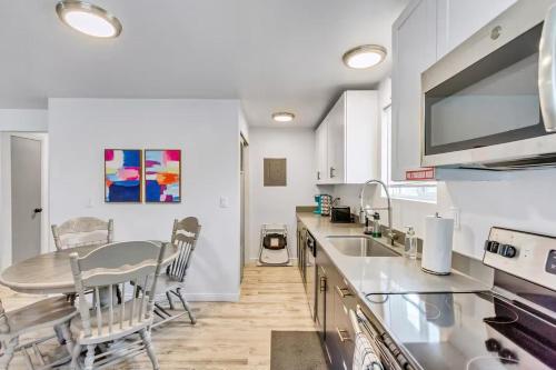 Comfortable 2BR Apt - Heart of Sugarhouse Comfortable 2BR Apt - Heart of Sugarhouse