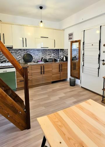 virtuve, Duplex Apartment Close to Kite Surf Center in Urla in Kadıovacık