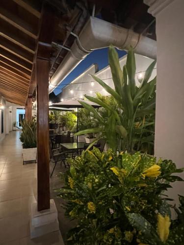 HOTEL PLAZA BOLIVAR MOMPOX ubicado en el centro histórico con parqueadero interno