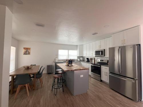 Fully Furnished Executive Housing - Whole House - Manley Manor