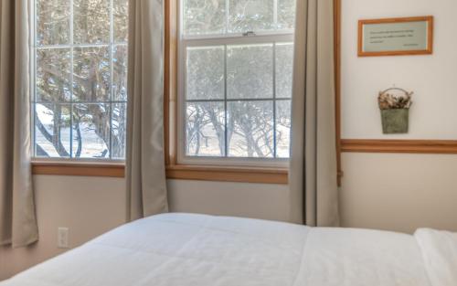 Sheltering Pines 4 Br cottage by RedAwning – Depoe Bay, OR