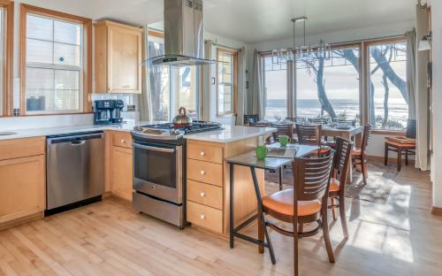 Sheltering Pines 4 Br cottage by RedAwning – Depoe Bay, OR