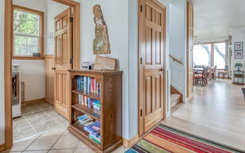 Sheltering Pines 4 Br cottage by RedAwning – Depoe Bay, OR